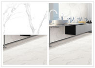 Super weiße Farb-Carrara-Innenporzellan deckt niedrige Absorptions-Rate mit Ziegeln