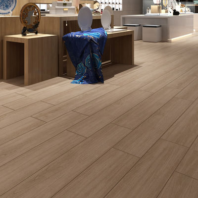 Perfekte Kombination aus Funktionalität und Ästhetik Innenraum Porzellan Wandplatte Holz Look Fliesen